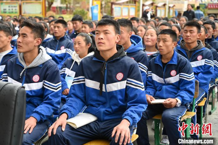 圖為昌都市第五高級(jí)中學(xué)學(xué)生參加授課?！≮w朗 攝