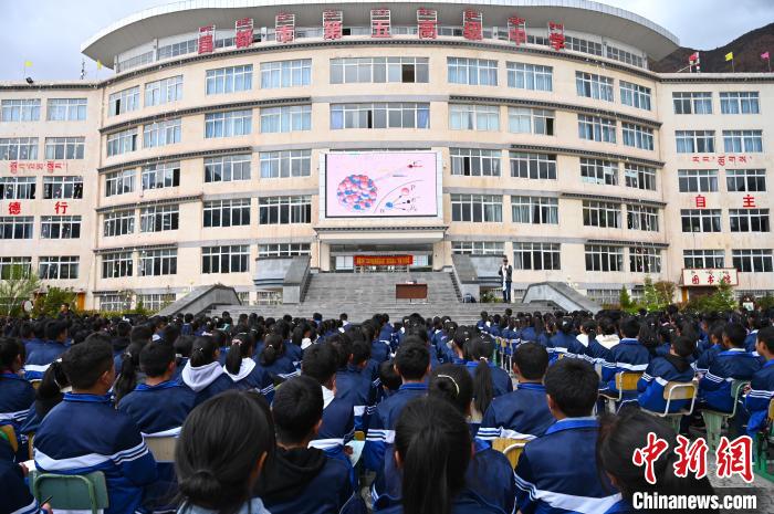 圖為昌都市第五高級(jí)中學(xué)全體學(xué)生參加授課?！≮w朗 攝