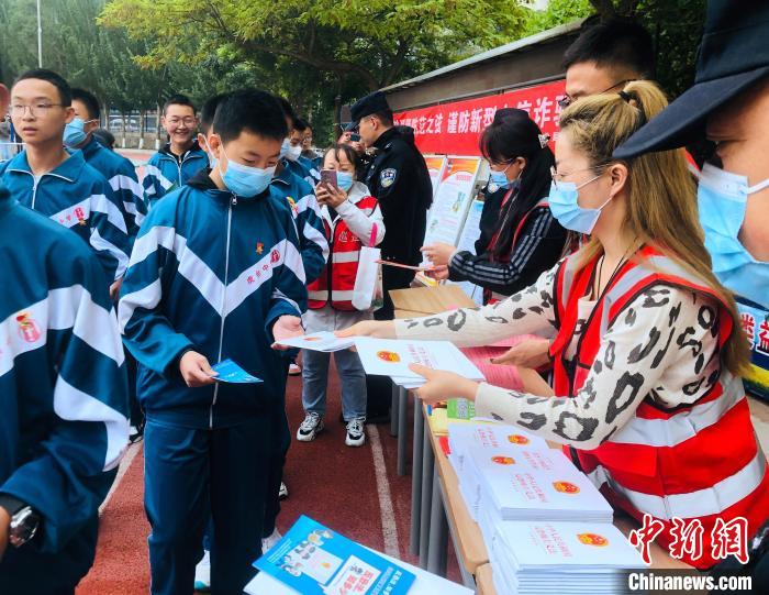 圖為西寧市法制宣傳進校園?！∥鲗幨谐俏鲄^(qū)供圖