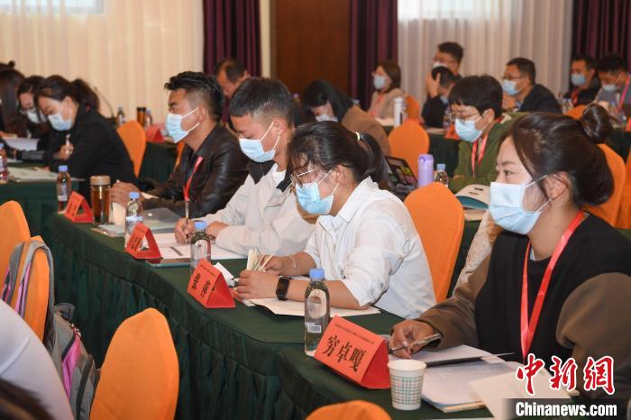 圖為第十五期全國(guó)預(yù)防青少年違法犯罪工作理論與務(wù)實(shí)高級(jí)研修班學(xué)員正在上課?！∝暩聛?lái)松 攝