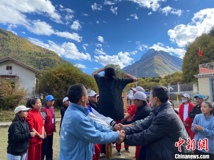圖為學(xué)生們?cè)谖鞑匕退纱肭嗌倌昊顒?dòng)營(yíng)地開展趣味活動(dòng)?！∥鞑厍嗌倌陮?shí)踐教育基地供圖