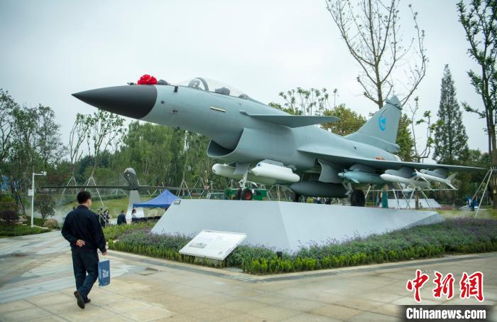 園林式戰(zhàn)斗機博物館內(nèi)展示的“殲10C”飛機?！⒅铱?攝