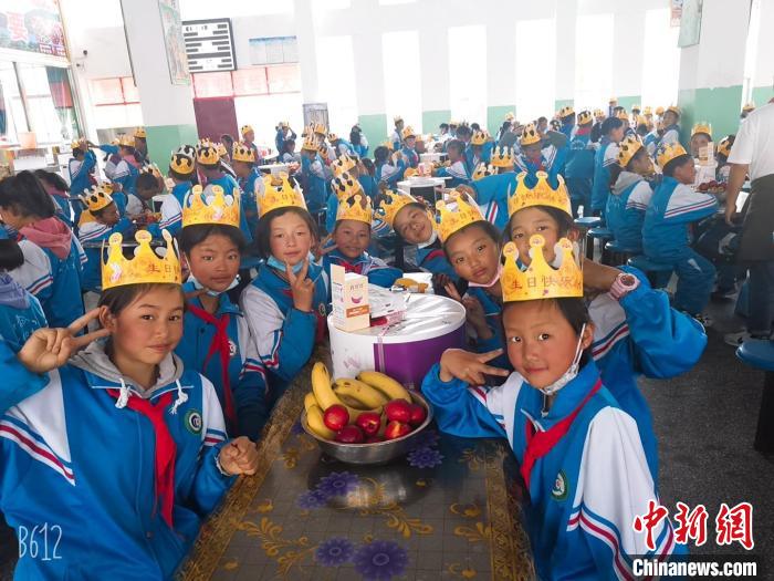 圖為加查縣安繞鎮(zhèn)小學(xué)學(xué)生集體過六一兒童節(jié)?！“怖@鎮(zhèn)小學(xué)供圖