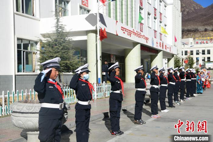 圖為加查縣安繞鎮(zhèn)小學(xué)學(xué)生爭當“小交警”體驗交警工作?！∝暩聛硭?攝
