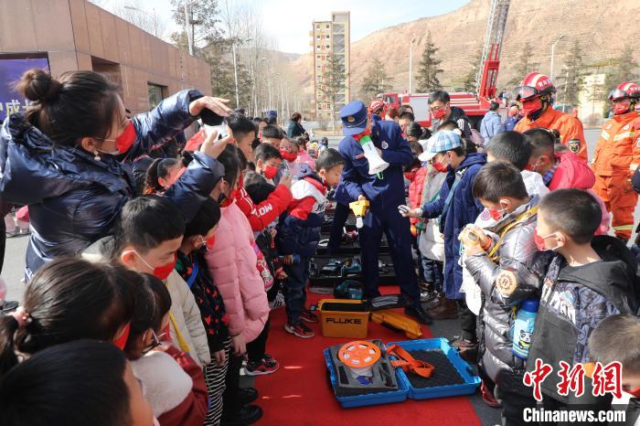 圖為小朋友們聽消防員講解消防器材?！铨埥?攝