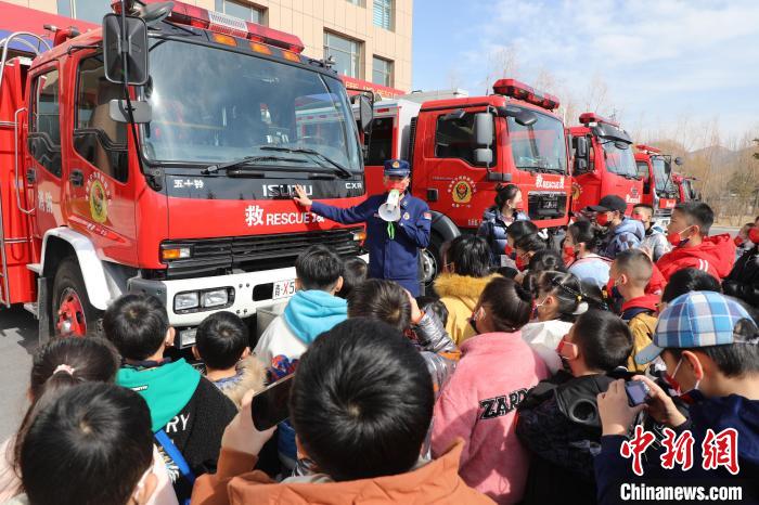圖為消防員向小朋友們講解消防車?！铨埥?攝