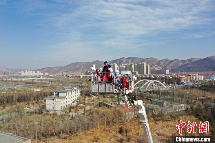 圖為小朋友在消防員的陪同下，體驗(yàn)78米登高平臺消防車?！铨埥?攝