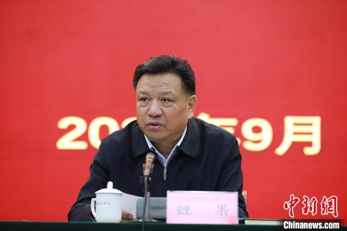 圖為青海省委常委、統(tǒng)戰(zhàn)部部長班果出席會議并講話?！『F龍 攝