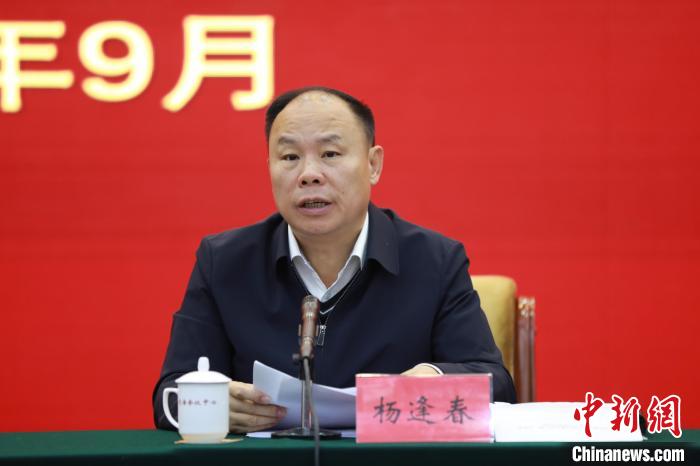 圖為青海省副省長楊逢春主持會議并講話?！『F龍 攝