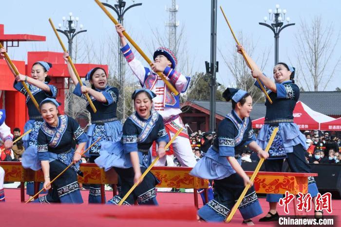 圖為廣西壯族打扁擔(dān)展演?！×赫赵?攝
