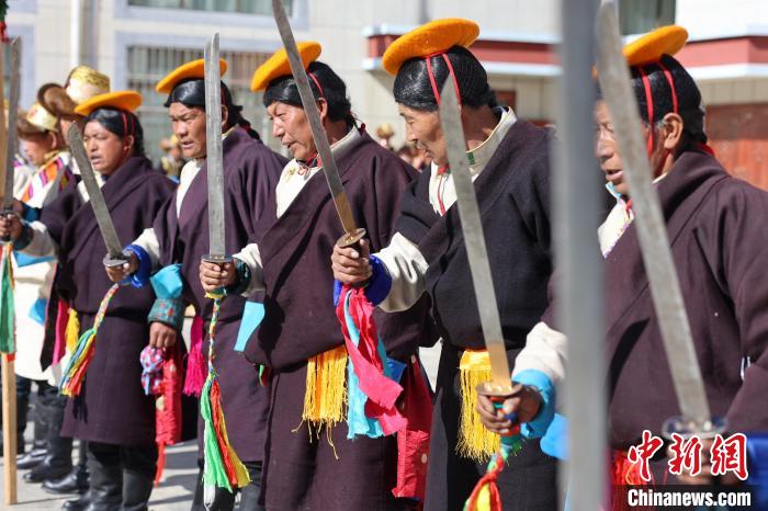 圖為藝人們手持藏刀表演加麻百·甲江?！愔闈扇?攝