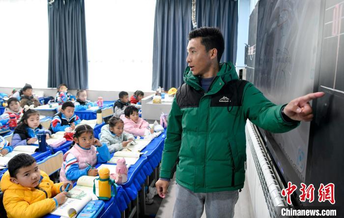 3月14日，西藏拉薩市第一小學(xué)藏語文老師拉巴次仁在課堂上?！±盍?攝