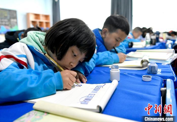 3月14日，西藏拉薩市第一小學(xué)一年級六班的學(xué)生們在藏語文課上書寫藏文?！±盍?攝