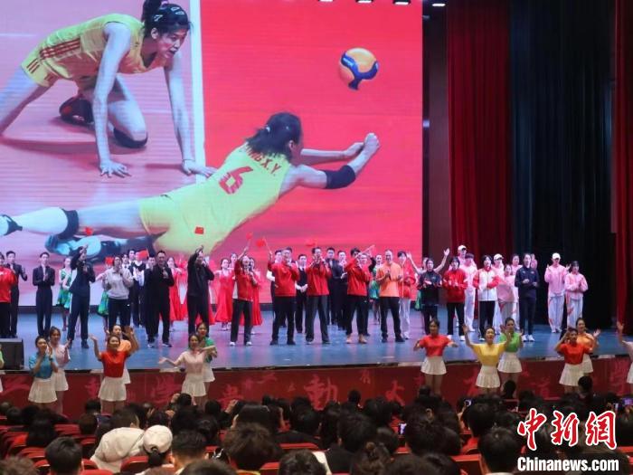 2023年全國青少年女排集訓(xùn)閉幕式現(xiàn)場?！√旖蝮w育學(xué)院供圖