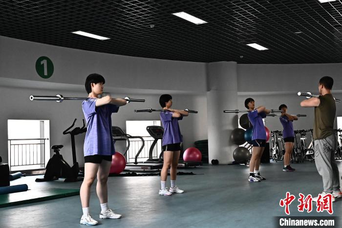 圖為全國青少年女排在天津進(jìn)行集訓(xùn)?！√旖蝮w育學(xué)院供圖