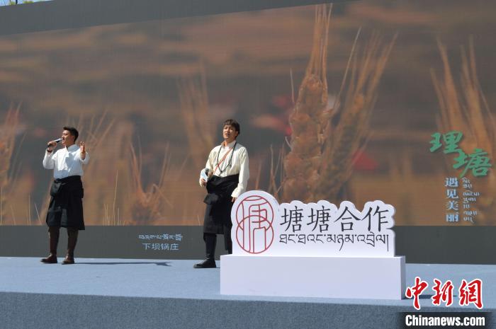 “康巴漢子”現(xiàn)場獻(xiàn)唱?！≈炝杞?攝