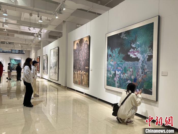 圖為全國(guó)青年教師中國(guó)畫學(xué)術(shù)邀請(qǐng)展吸引學(xué)生觀展?！＄婌?攝