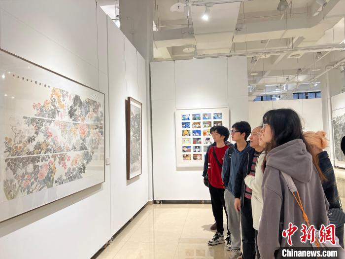 圖為全國(guó)青年教師中國(guó)畫學(xué)術(shù)邀請(qǐng)展現(xiàn)場(chǎng)。　鐘旖 攝