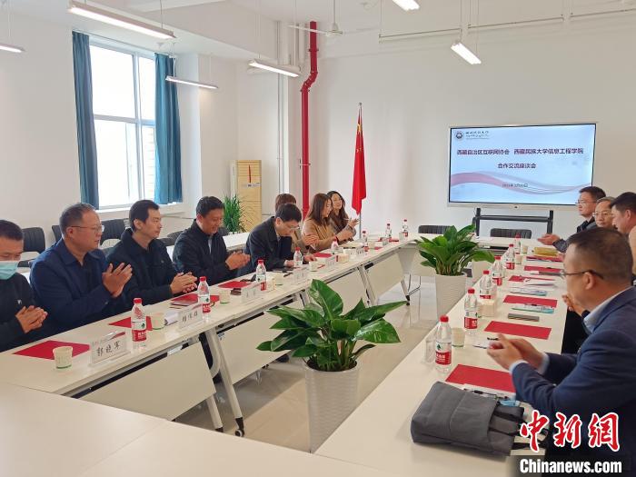 圖為座談會(huì)議現(xiàn)場(chǎng)?！「裆?攝