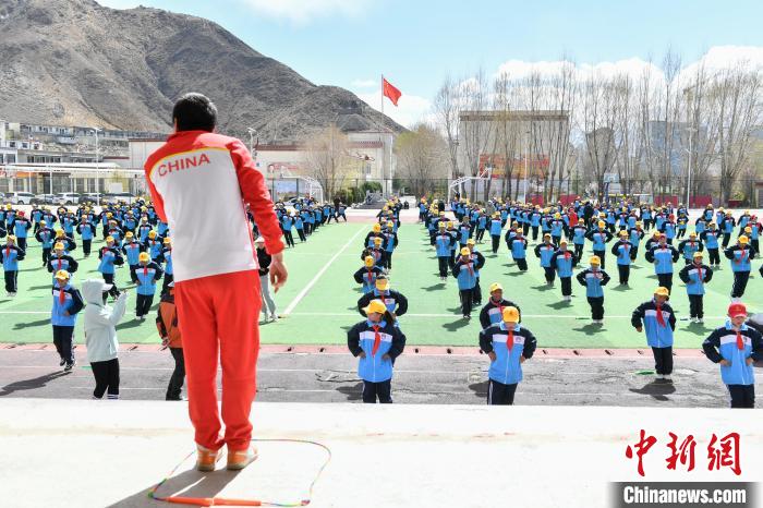 圖為學(xué)生在跳繩教練齊景龍的指導(dǎo)下做準備運動?！∝暩聛硭?攝