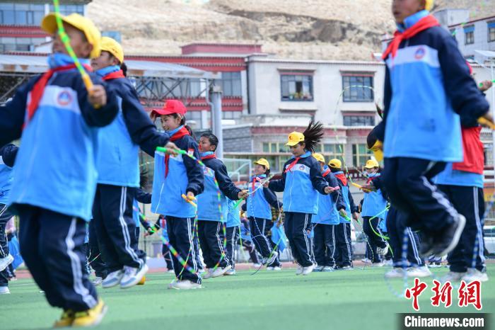 圖為學(xué)生正在練習(xí)跳繩?！∝暩聛硭?攝