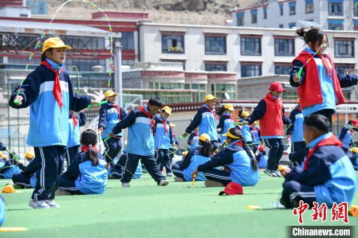 圖為學(xué)生正在練習(xí)跳繩?！∝暩聛硭?攝