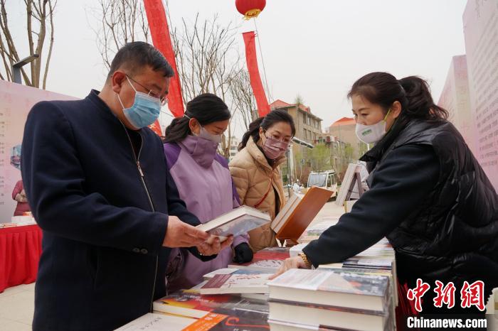 圖為民眾在活動(dòng)現(xiàn)場(chǎng)購(gòu)書(shū)。　馬銘言 攝