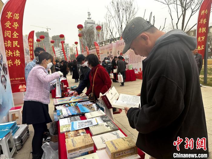 圖為民眾在活動(dòng)現(xiàn)場(chǎng)讀書(shū)、購(gòu)書(shū)?！±铍h 攝