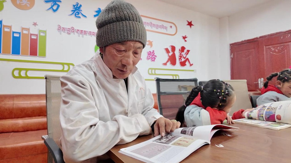 一位當(dāng)?shù)卮迕窈秃⒆觽冊(cè)谀良視?shū)屋里盡情享受閱讀時(shí)光。申扎縣融媒體中心供圖