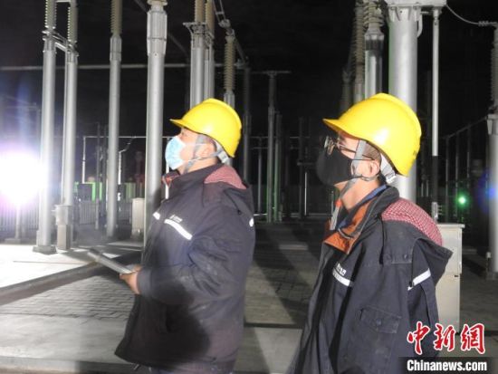 圖為5月10日凌晨，國網(wǎng)青海檢修公司柴達木換流站運維人員在進行柴拉直流系統(tǒng)停電操作?！∫杂?攝