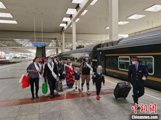 圖為拉薩車站工作人員為西藏先心病患兒和陪同人員提供“綠色”接力幫扶，并開通了專門通道，讓他們快速進站上車。拉薩車站 供圖