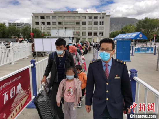 圖為拉薩車站工作人員為西藏先心病患兒和陪同人員提供“綠色”接力幫扶，并開通了專門通道，讓他們快速進站上車。拉薩車站 供圖