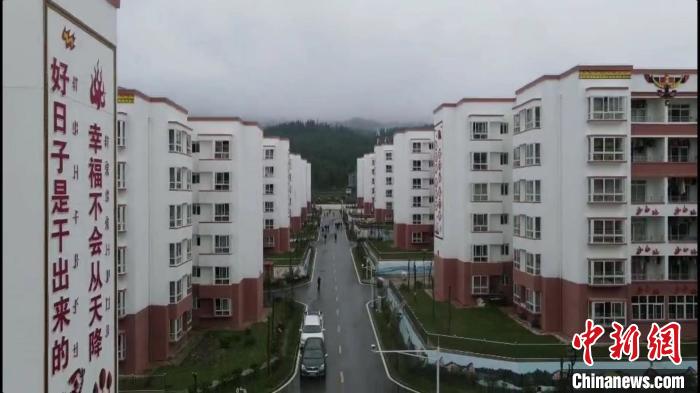 越西縣最大的易地扶貧搬遷安置點(diǎn)——城北感恩社區(qū)?！『武?攝
