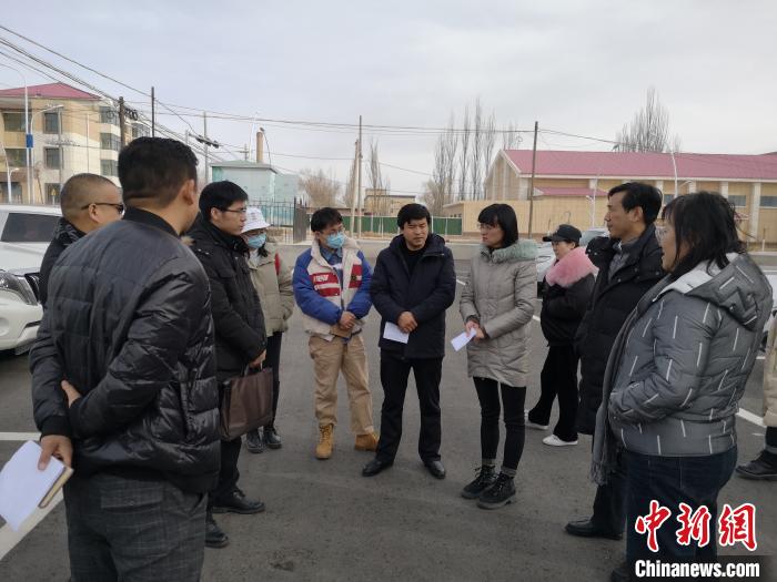 圖為青海大學(xué)工作人員正在現(xiàn)場考察該項目進行情況?！±罱瓕?攝