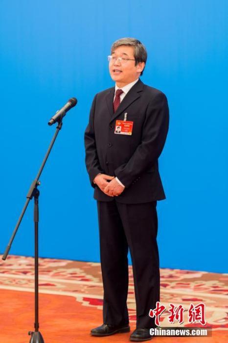 3月10日，全國政協(xié)十三屆四次會議第三場“委員通道”采訪活動在北京人民大會堂新聞發(fā)布廳舉行。圖為全國政協(xié)委員阿拉坦倉通過網(wǎng)絡視頻方式接受媒體采訪。<a target='_blank' ><p  align=