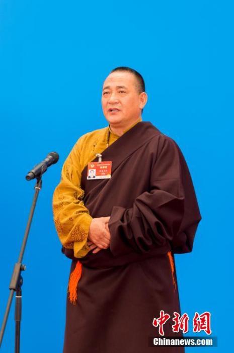 3月10日，全國政協(xié)十三屆四次會議第三場“委員通道”采訪活動在北京人民大會堂新聞發(fā)布廳舉行。圖為全國政協(xié)委員洛桑山丹通過網(wǎng)絡視頻方式接受媒體采訪。<a target='_blank' ><p  align=