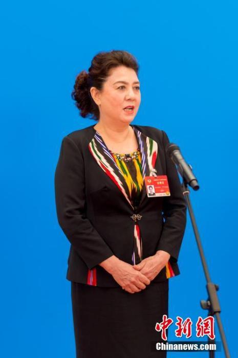3月10日，全國政協(xié)十三屆四次會議第三場“委員通道”采訪活動在北京人民大會堂新聞發(fā)布廳舉行。圖為全國政協(xié)委員古麗帕麗·阿不都拉通過網(wǎng)絡視頻方式接受媒體采訪。<a target='_blank' ><p  align=