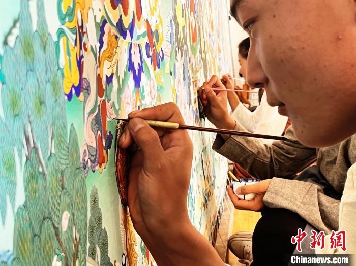 圖為畫師繪畫唐卡。　馬文莉 供圖