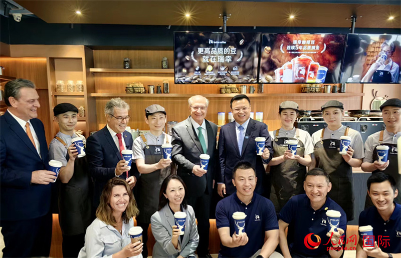 巴西副總統(tǒng)阿爾克明在北京某咖啡店推廣巴西咖啡。人民網(wǎng)記者 符園園攝