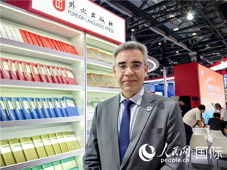 巴西東進(jìn)出版社社長(zhǎng)高文勇接受人民網(wǎng)專訪。人民網(wǎng)記者 符園園攝