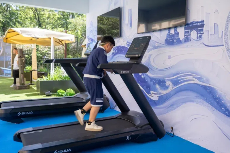 小朋友在智慧體育公園體驗跑步機。巴黎