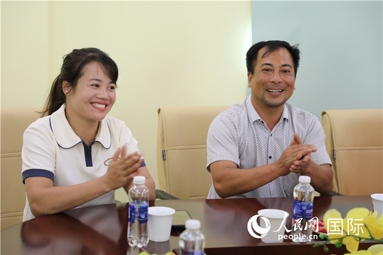 越南沙巴市黃連寄宿制民族小學(xué)老師阮氏秋姮、阮文享。人民網(wǎng)記者簡承淵攝