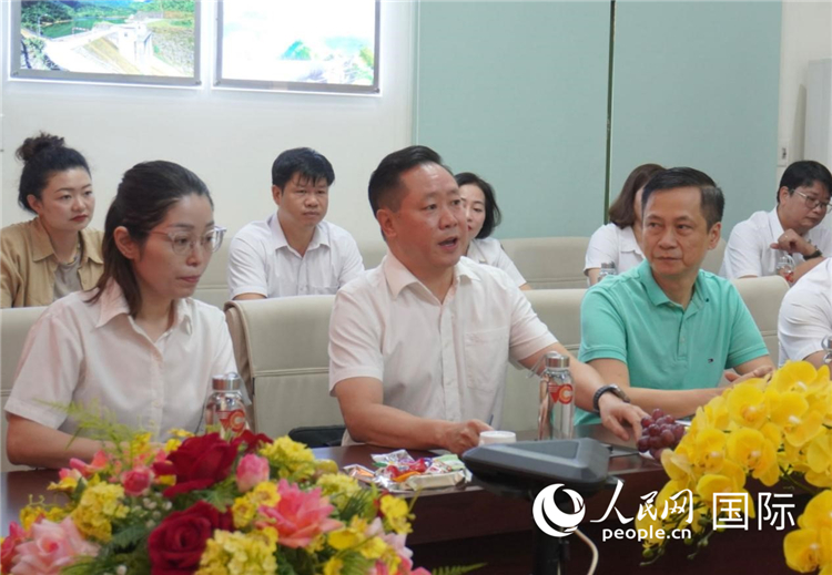 越中電力公司董事長李志雄（前排左二）介紹越南電力情況。葛沙莎攝