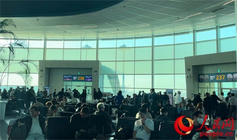 仁川機(jī)場等待登機(jī)的旅客。人民網(wǎng) 李帆攝
