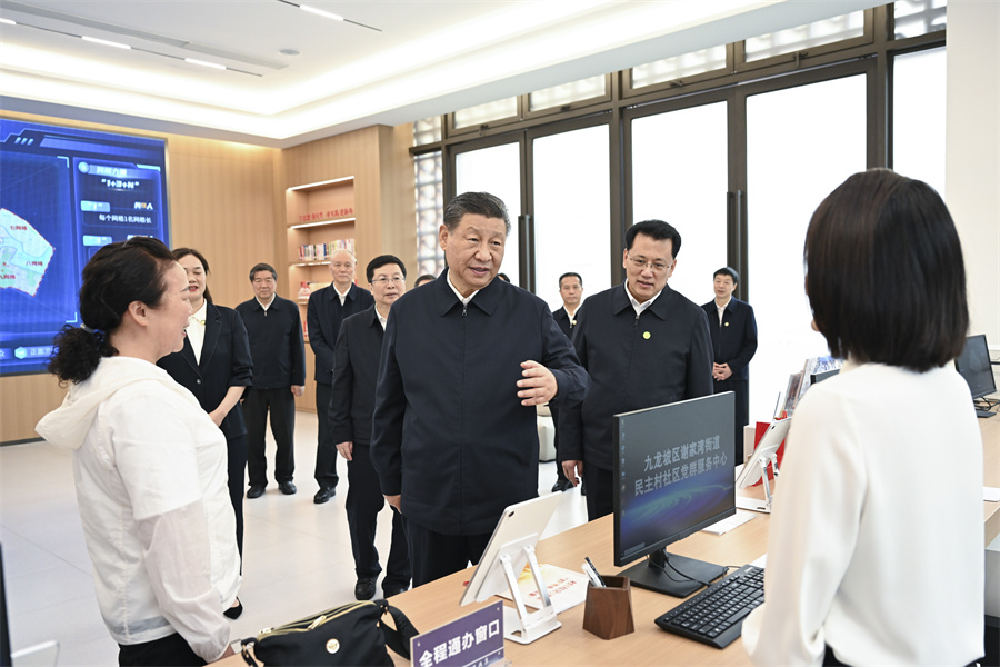 2024年4月22日至24日，中共中央總書記、國家主席、中央軍委主席習近平在重慶考察。這是22日下午，習近平在九龍坡區(qū)謝家灣街道民主村社區(qū)考察。新華社記者 謝環(huán)馳 攝