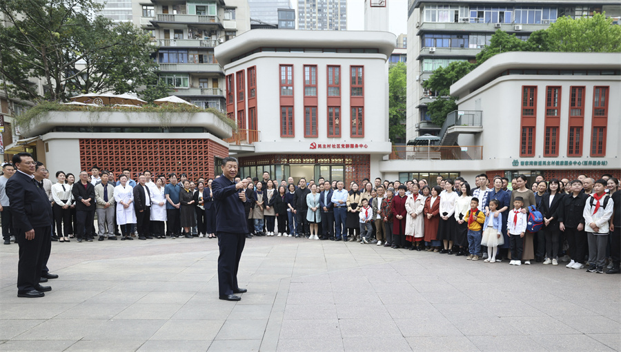 2024年4月22日至24日，中共中央總書記、國家主席、中央軍委主席習近平在重慶考察。這是22日下午，習近平在九龍坡區(qū)謝家灣街道民主村社區(qū)考察時，同社區(qū)居民親切交流。新華社記者 鞠鵬 攝