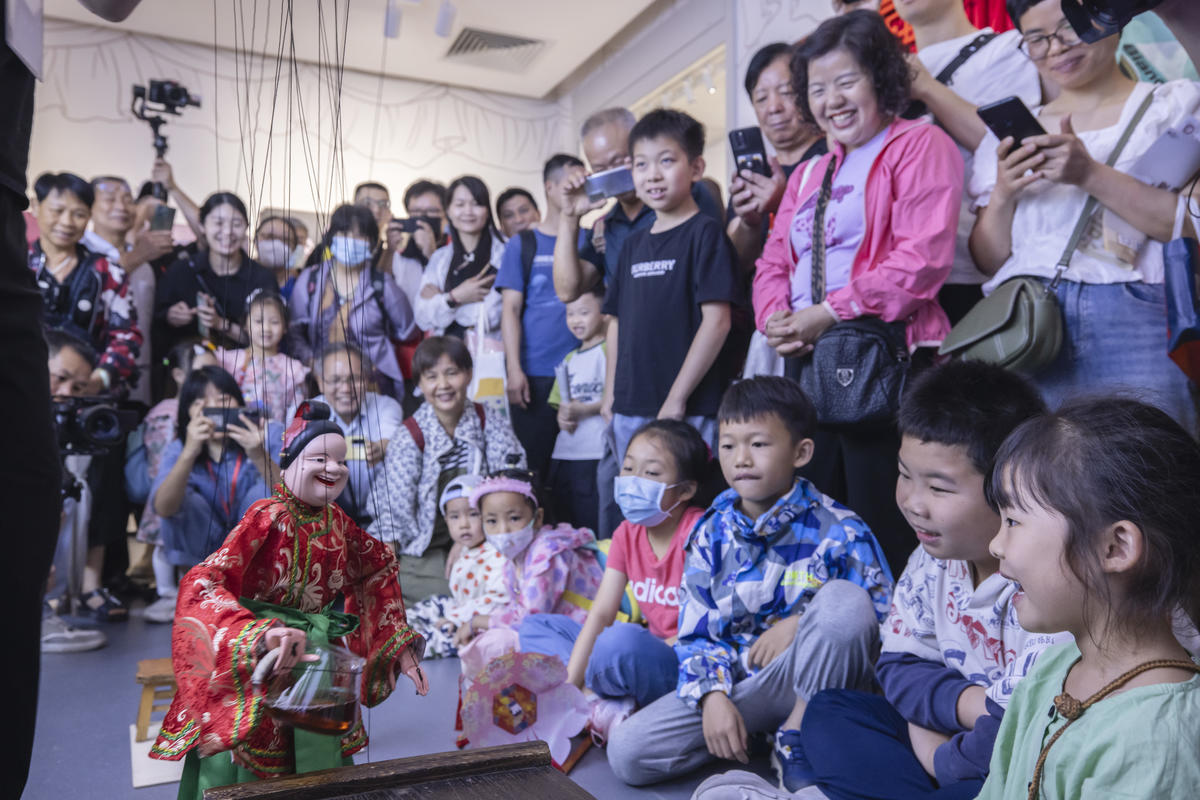 5月1日，廣州市白鵝潭大灣區(qū)藝術(shù)中心非物質(zhì)文化遺產(chǎn)館內(nèi)，精彩的梅縣提線木偶戲表演吸引了眾多游客駐足觀賞。 來(lái)源：人民圖片網(wǎng)