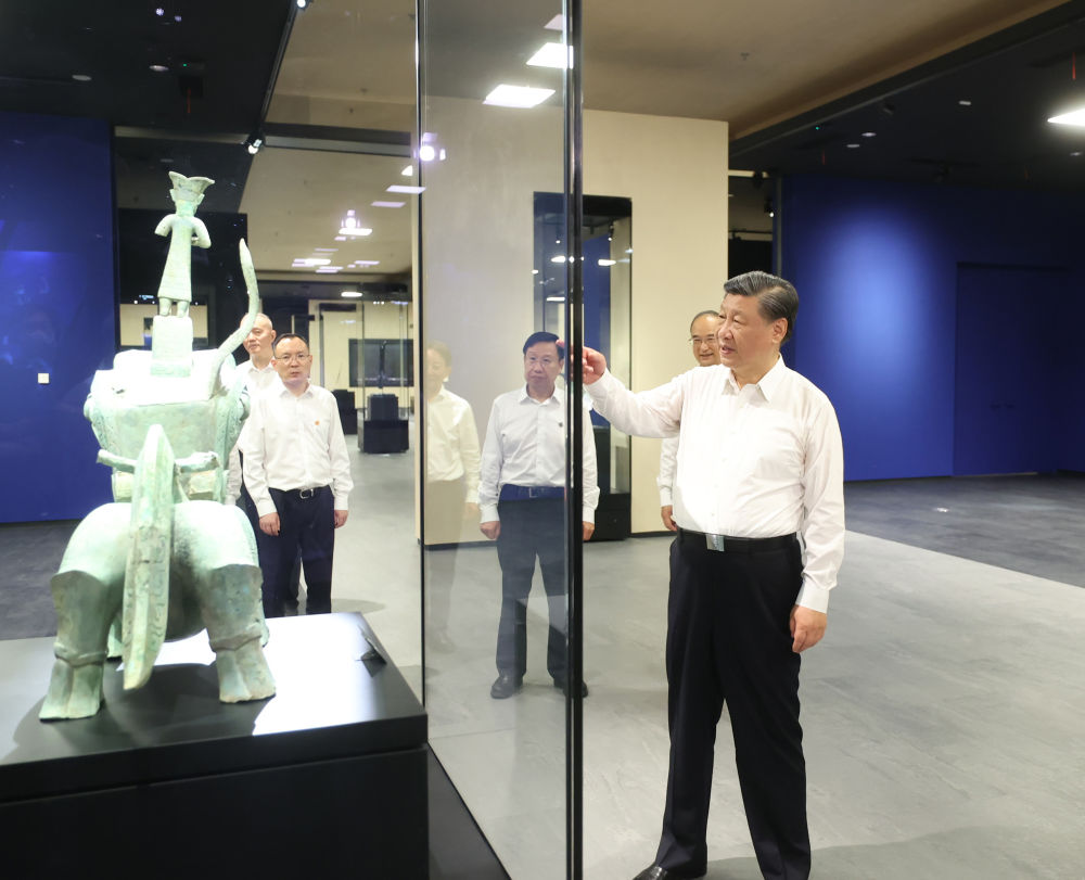 2023年7月26日，習(xí)近平總書(shū)記在四川省德陽(yáng)市考察了三星堆博物館，了解當(dāng)?shù)貧v史文化遺址發(fā)掘研究、文物保護(hù)修復(fù)等情況。