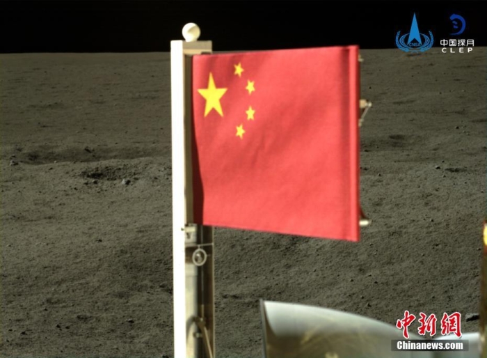 6月4日，中國國家航天局公布了嫦娥六號探測器在月球背面的五星紅旗展示影像。鮮艷的五星紅旗再次閃耀月球，這也是中國首次在月球背面獨立動態(tài)展示國旗。<a target='_blank' href='/'><p  align=