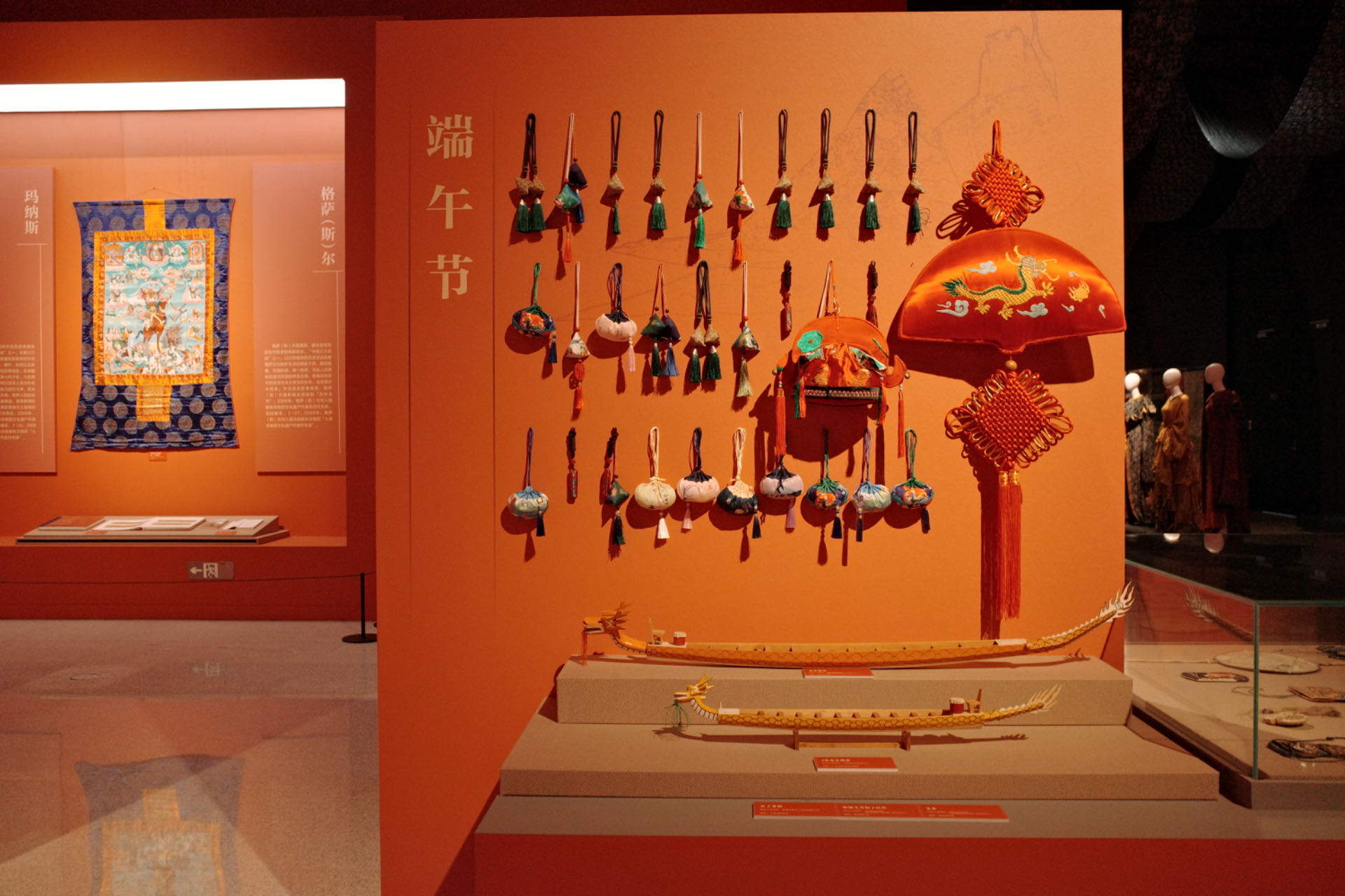 “氣象萬千——中國非遺保護實踐主題展”展示了端午節(jié)主題的非遺。人民網(wǎng)記者 劉微攝